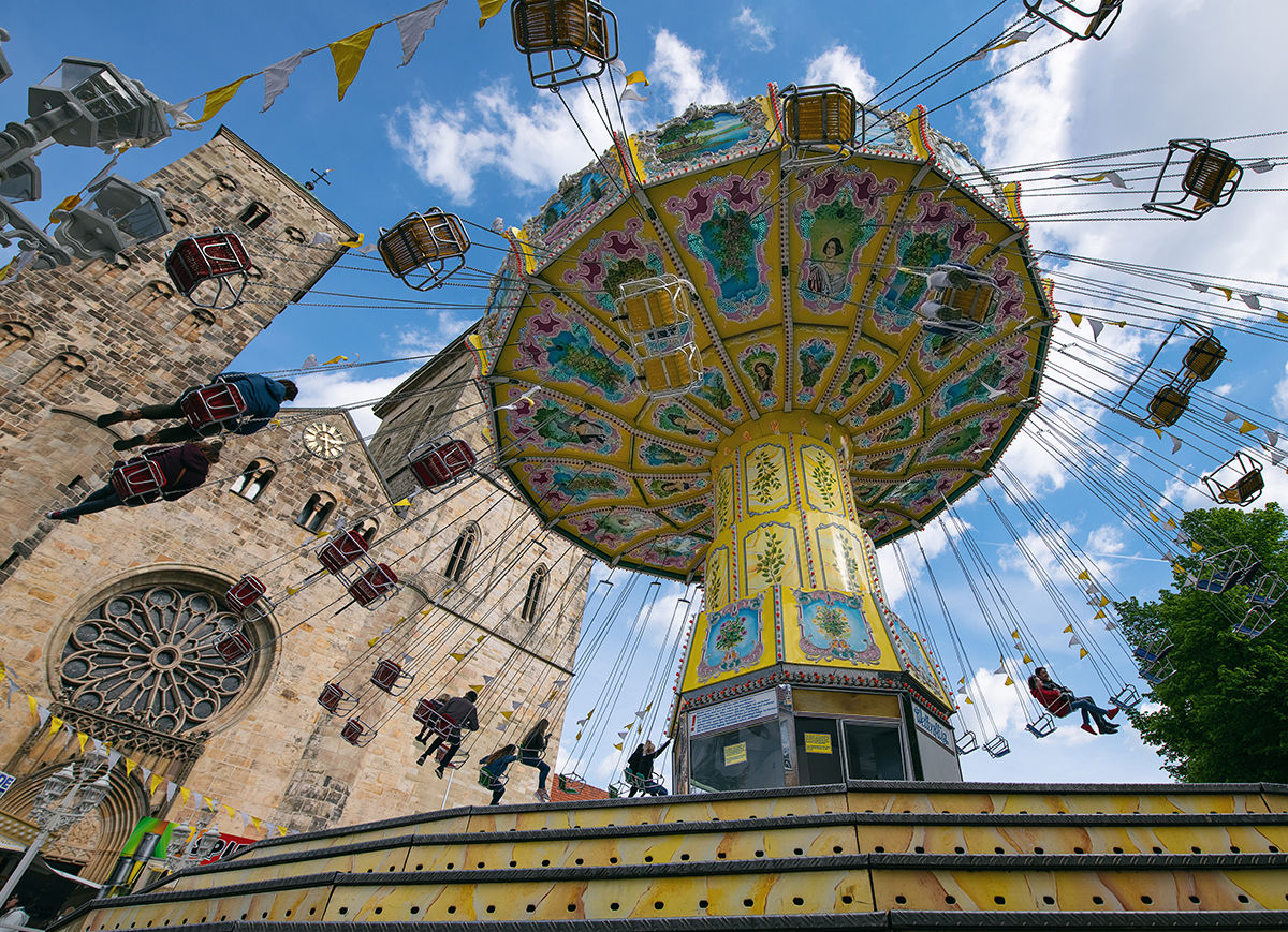 Kettenkarussel auf der Maiwoche Osnabrück vor dem Dom © mekcar, Adobe Stock